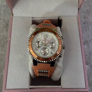 Brand new never used watch. Listing says orange but it’s more like a coral/peach